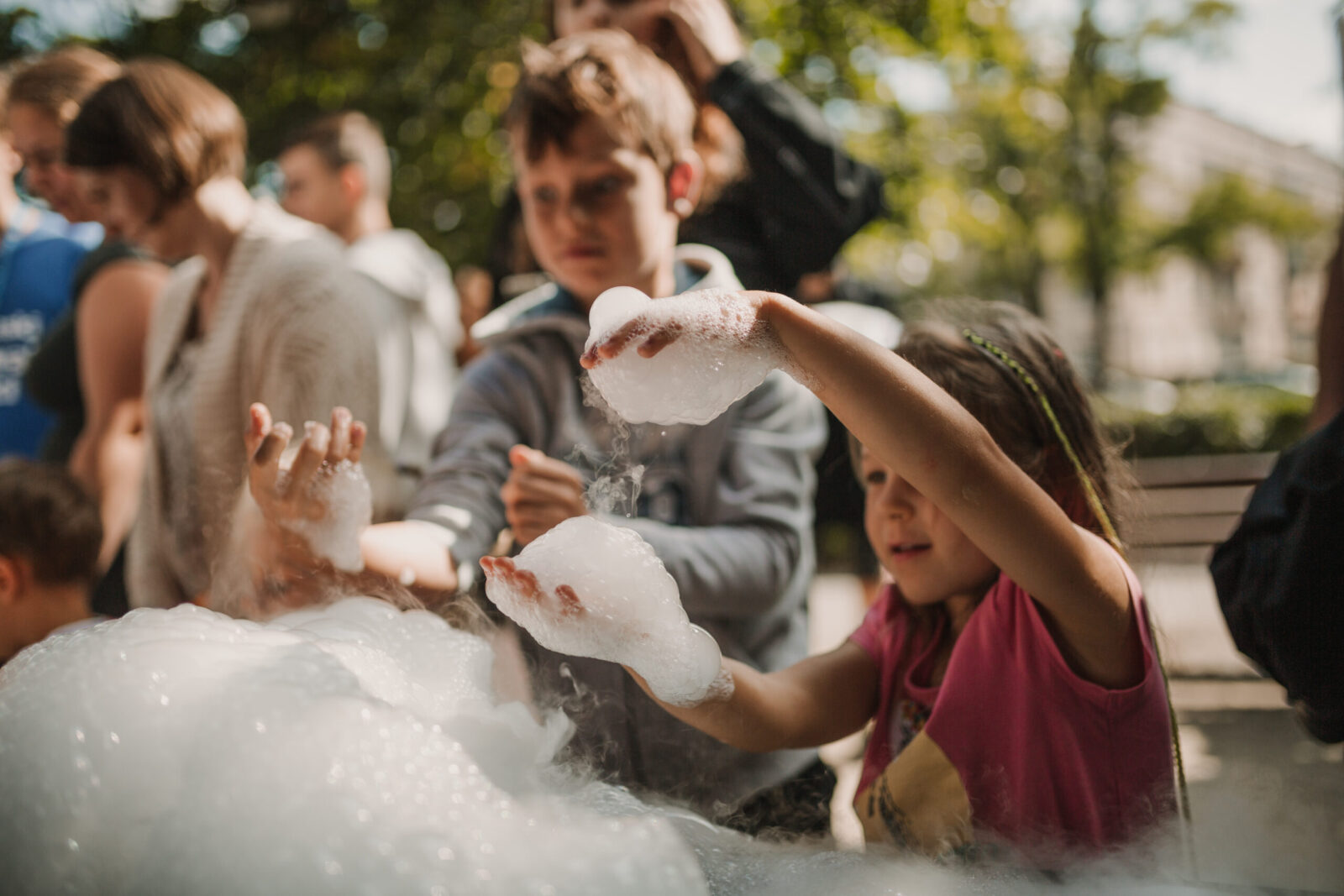 dzieci na festiwalu naukowym