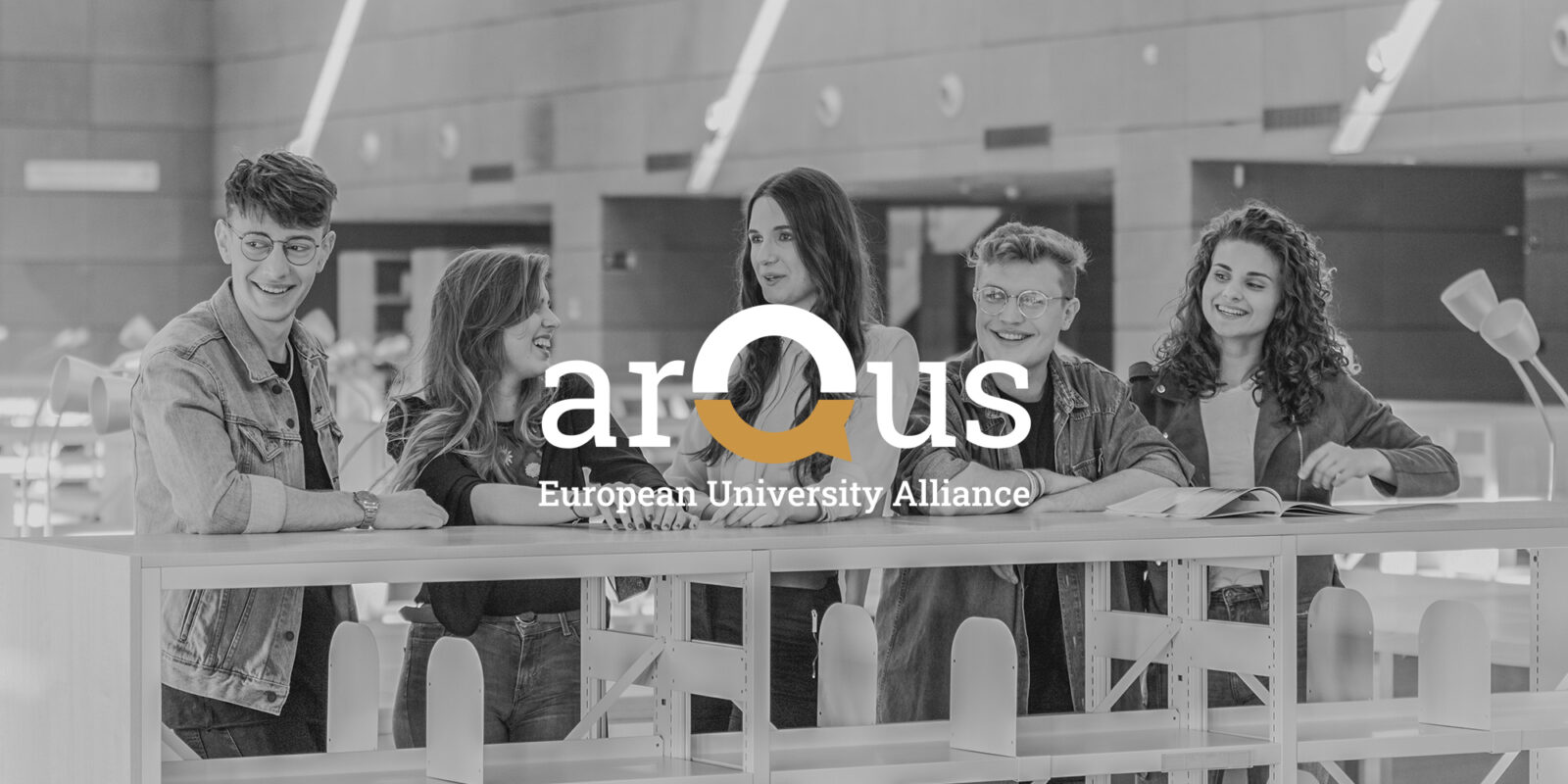 logo sojuszu Arqus w tle studenci