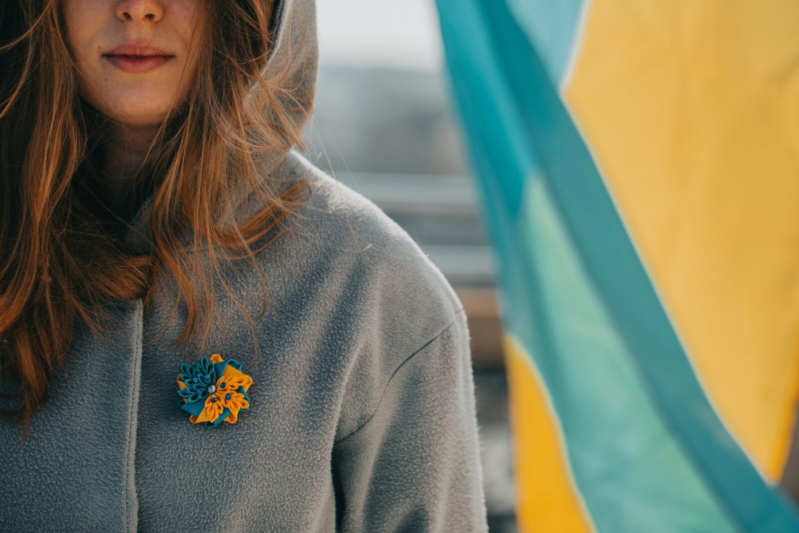 kobieta z kotylionem w barwach flagi Ukrainy