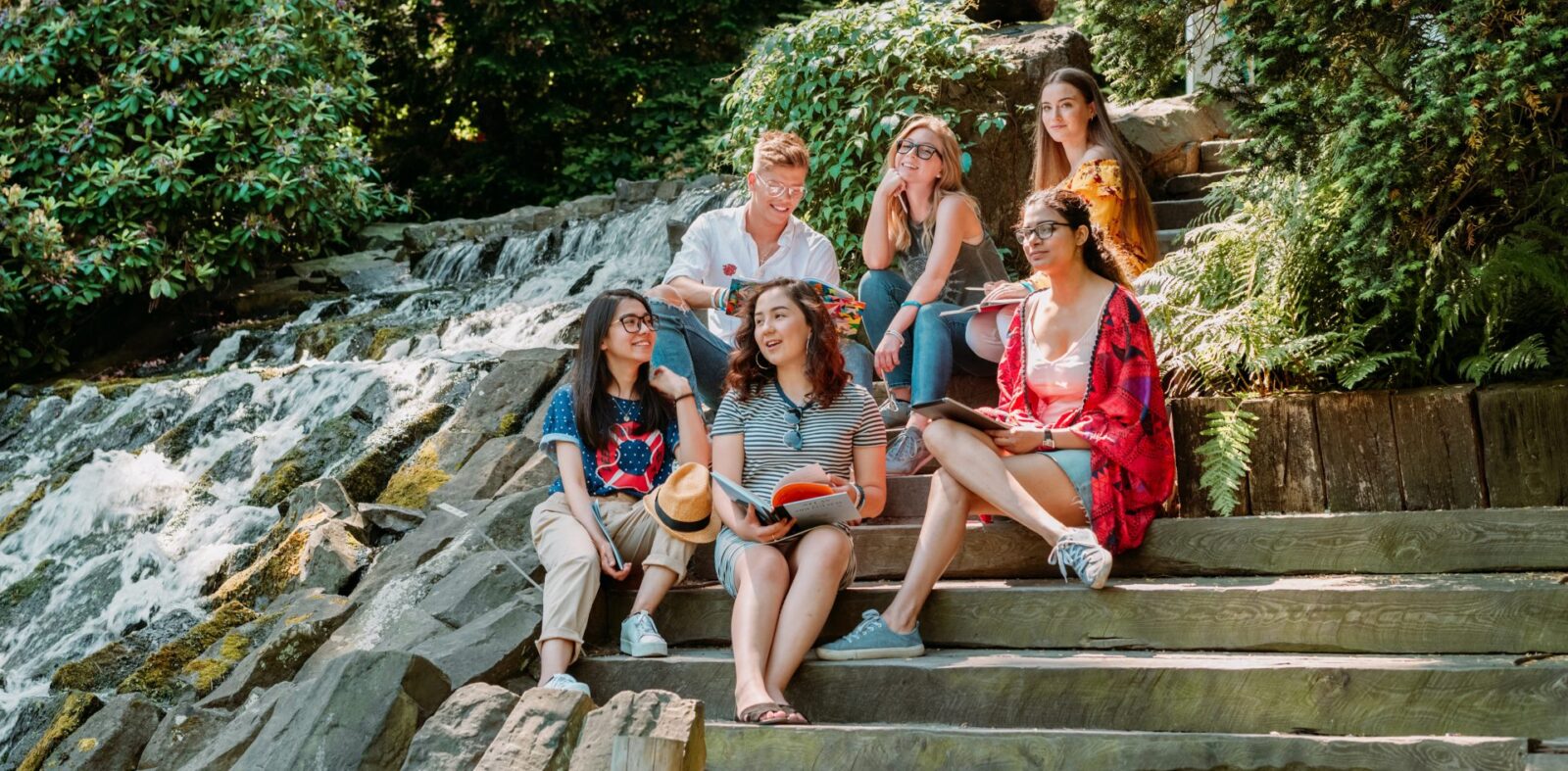 Grupa studentów siedząca na schodach