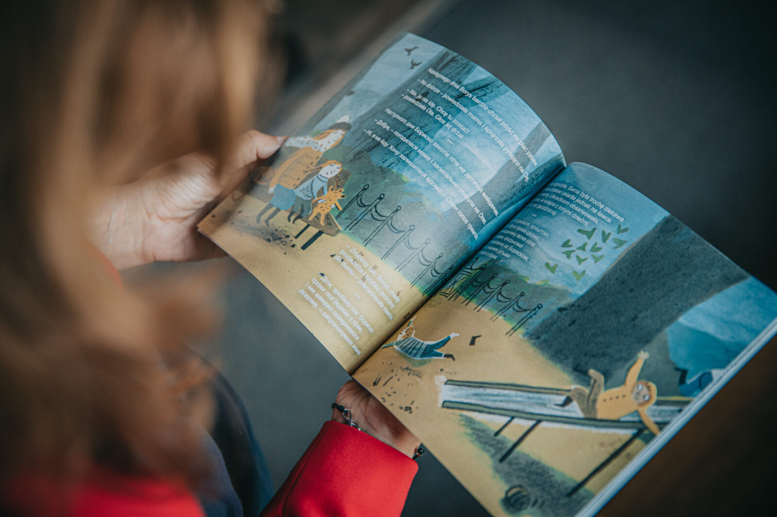 trzymana w rękach książka dla dzieci