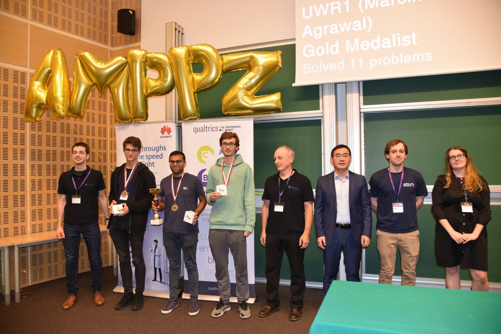 kilka osób ze zdobytymi nagrodami