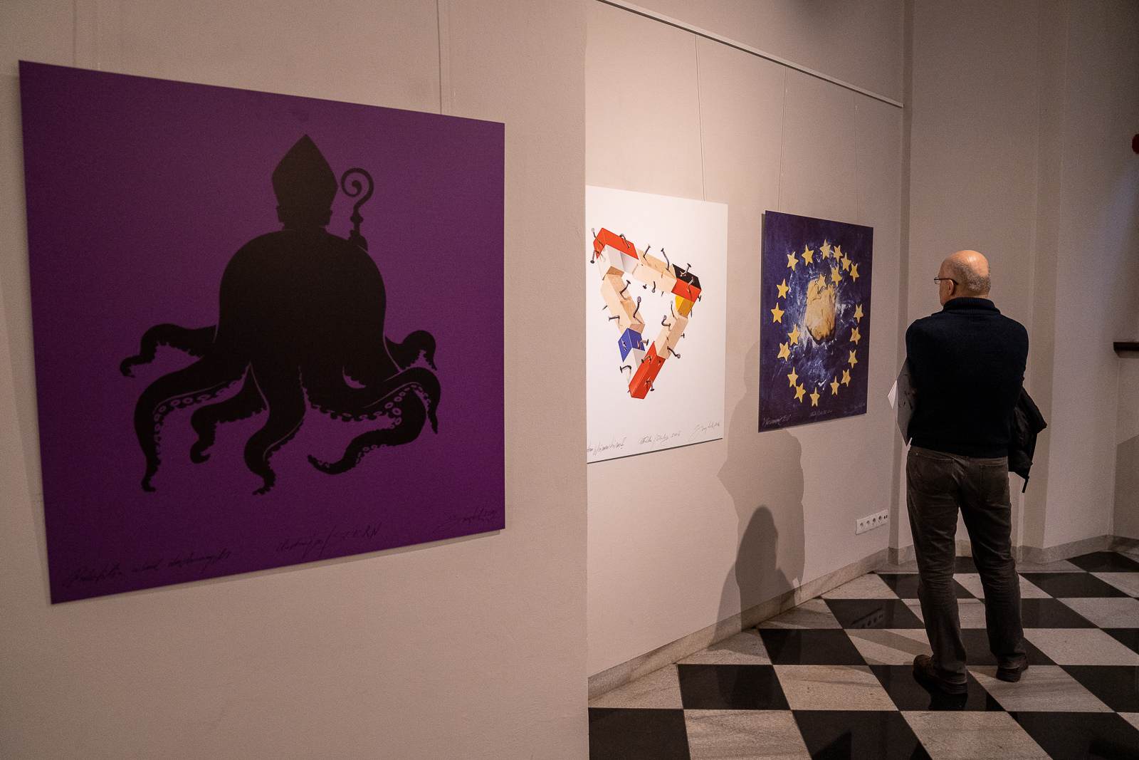 ludzie na wystawie prac plastycznych