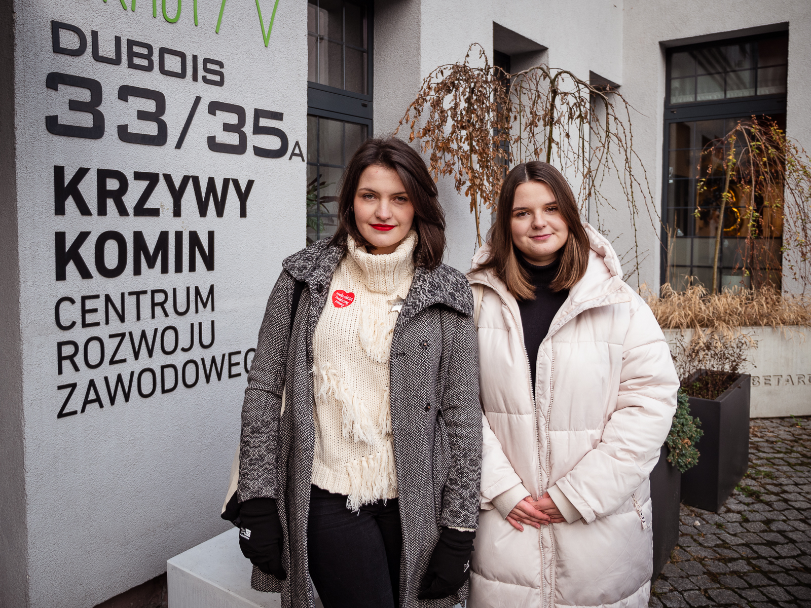 Dwie studentki na tle budynku Krzywy Komin