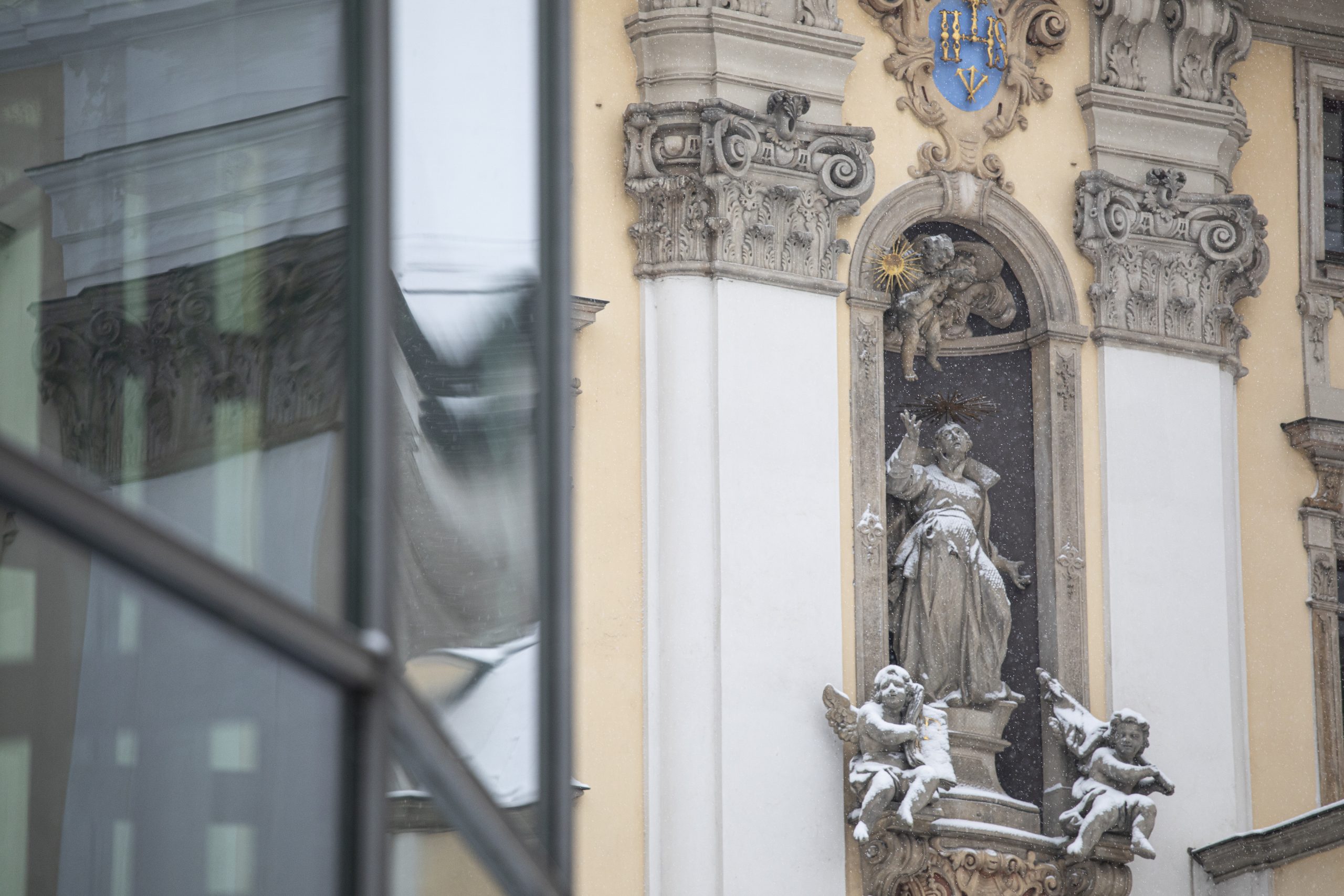 zdjęcie przedstawiające fragment gmachu głównego uniwersytetu